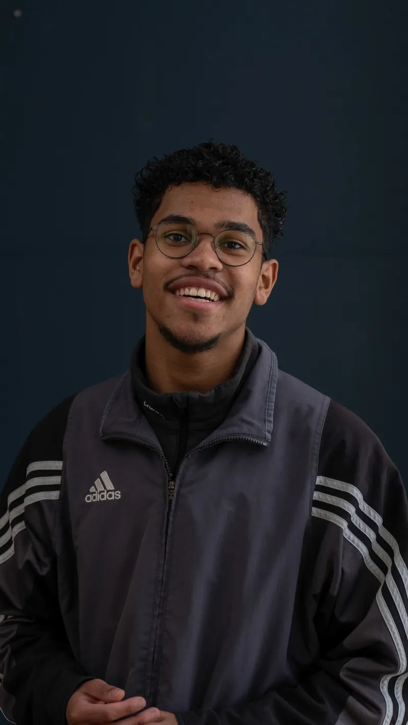 Een lachende jongeman, rapper Jeremiah