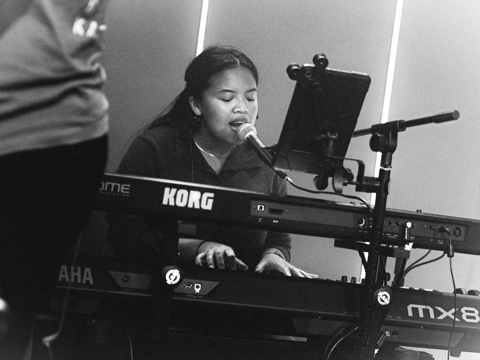 Zangeres achter de keyboards, zwart-wit