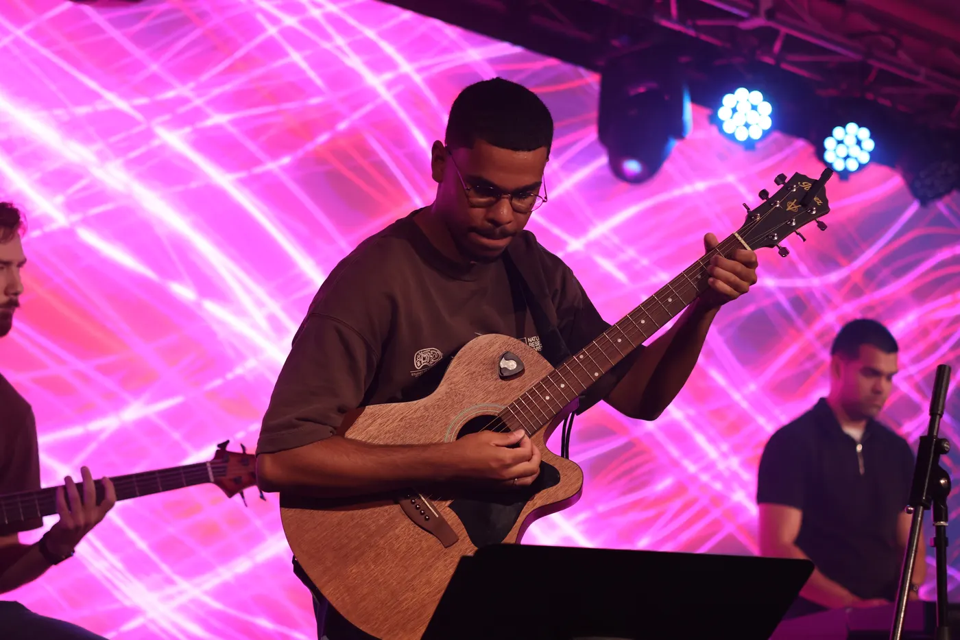 Een gitarist speelt tijdens een concert
